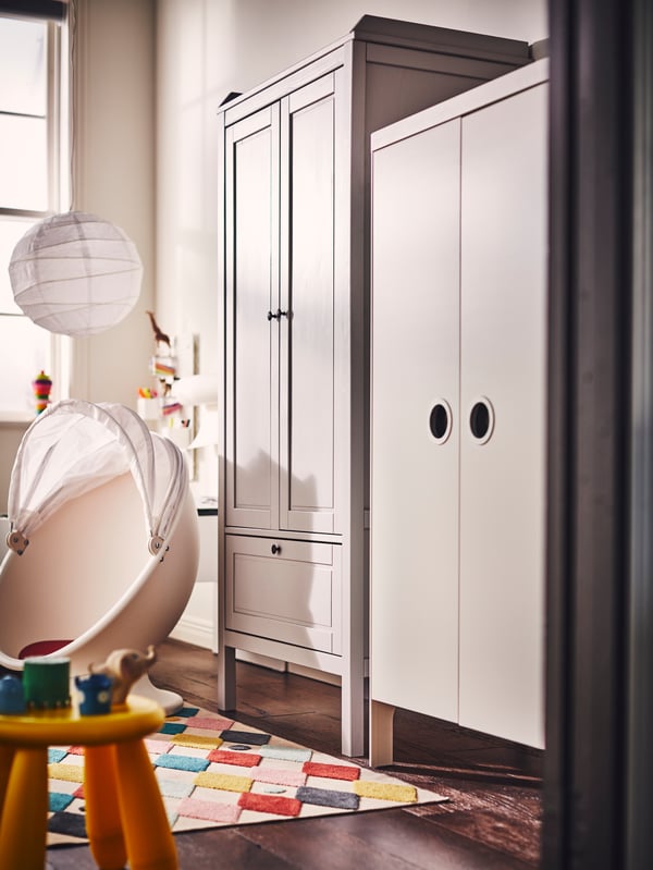 Clóset blanco infantil BUSUNGE junto a mueble blanco SUNDVIK.