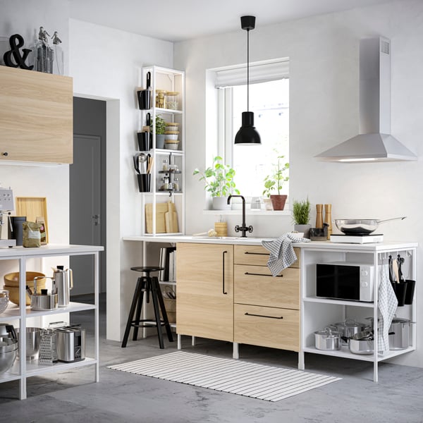 Una cocina con muebles ENHET.