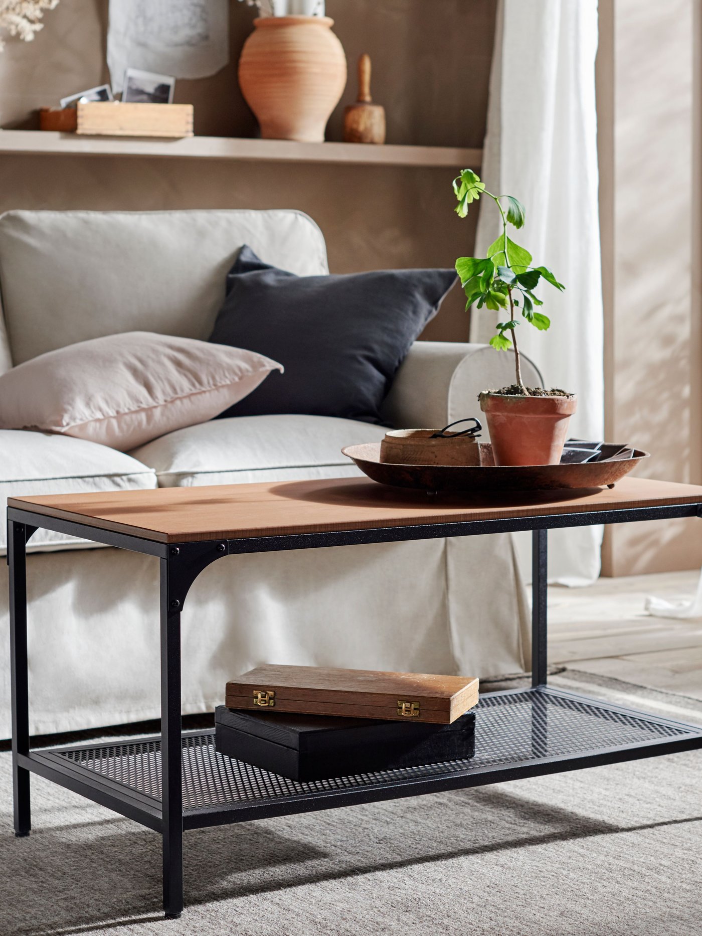 Una mesa de centro FJÄLLBO negra