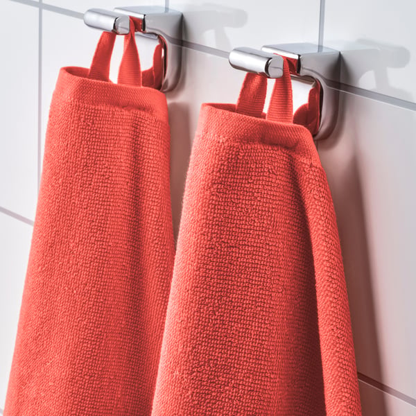 An orange-red VÅGSJÖN bath towel