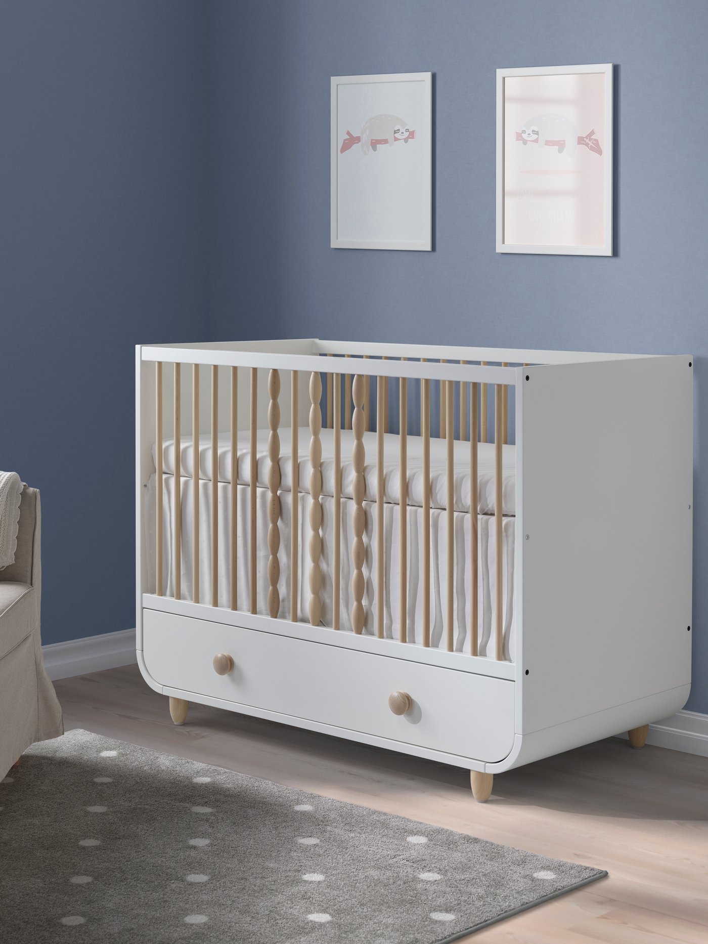 Ein Babybett mit Schubladen aus der IKEA MYLLRA Serie.