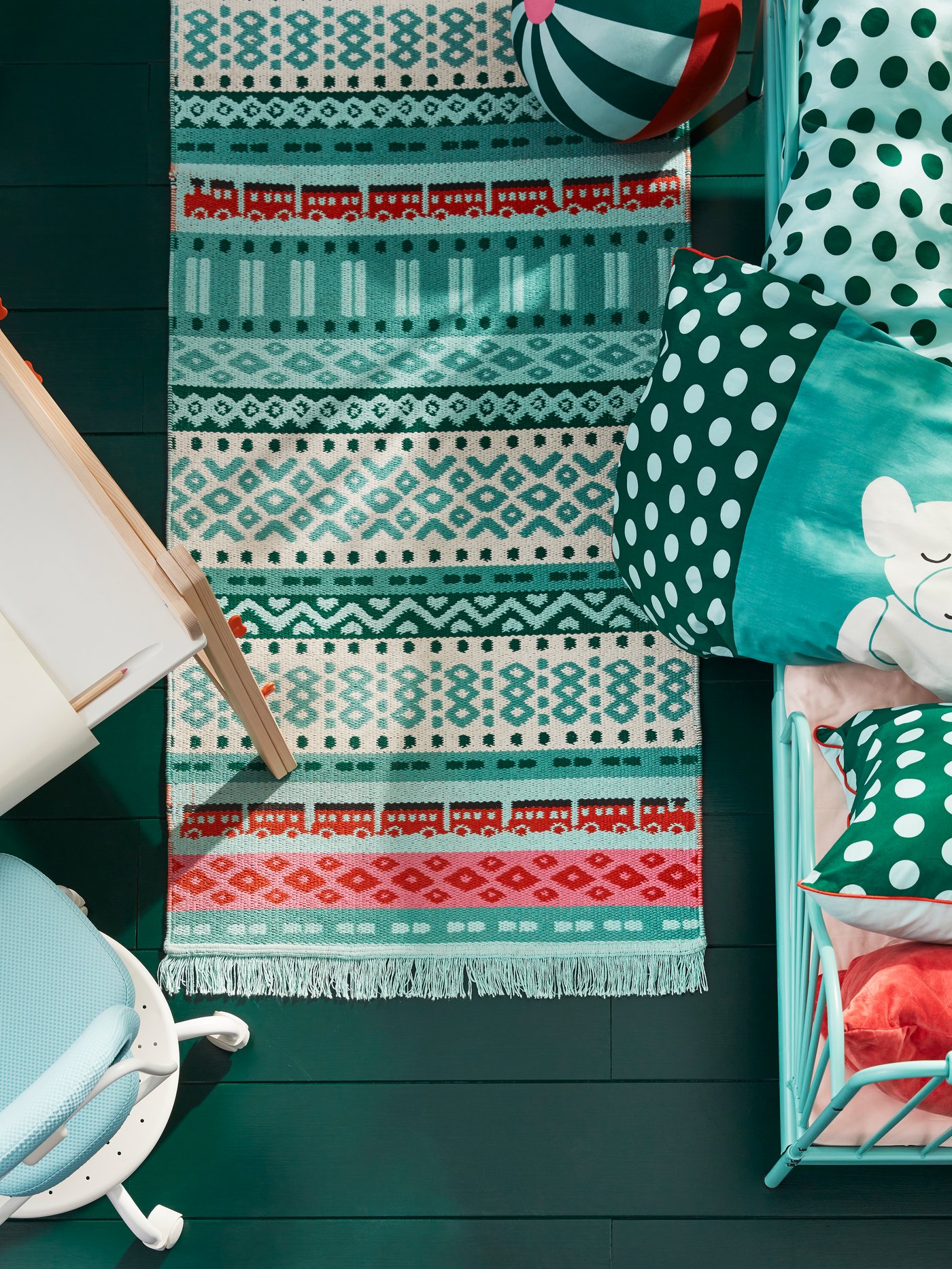 Ein Kinderteppich im ganz im Stil eines Perserteppiches passt in jedes Kinderzimmer und verwandelt es schnell in ein kunterbuntes Boho-zimmer.