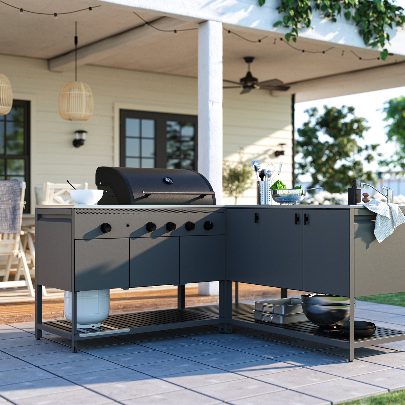 A dark grey BÅTSKÄR outdoor kitchen w gas bbq+sink unit