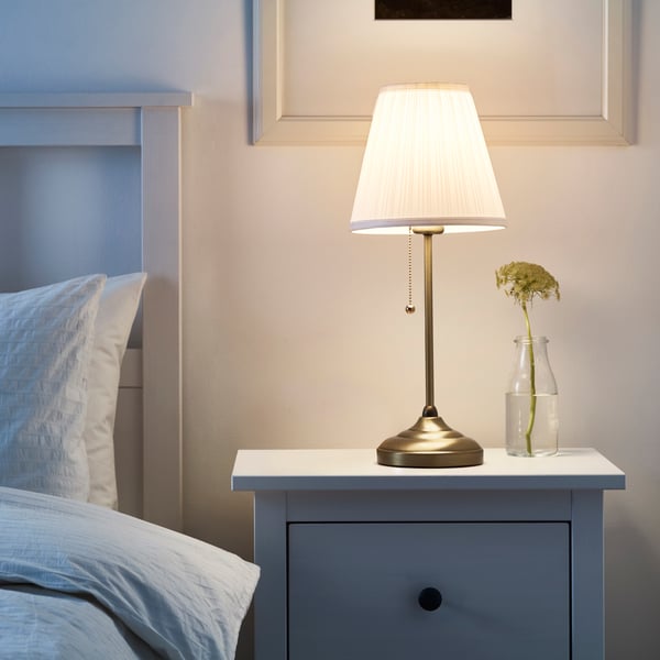 A brass/white ÅRSTID table lamp