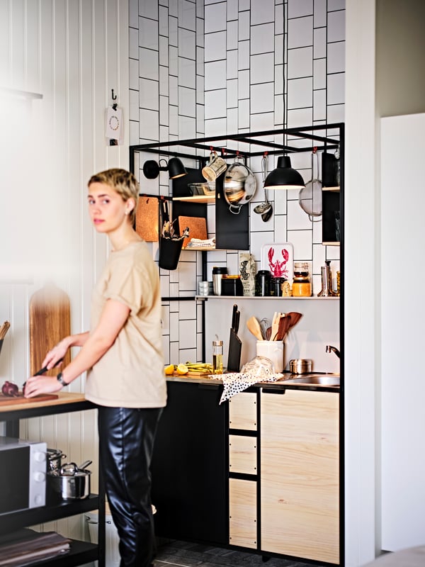 Kitchenette industrielle en métal noir et bois clair et désserte en métal et bois