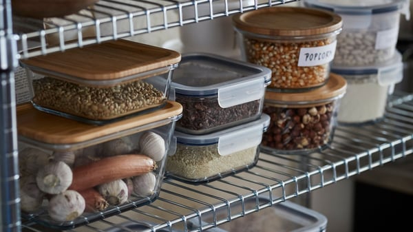 Frascos de vidrio condiferentes granos y alimentos.