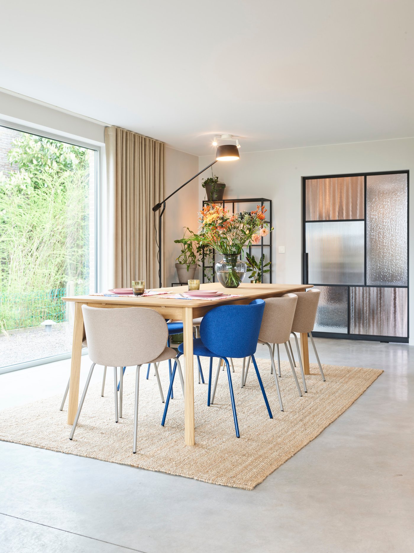A natural LOHALS rug, flatwoven in the dining room