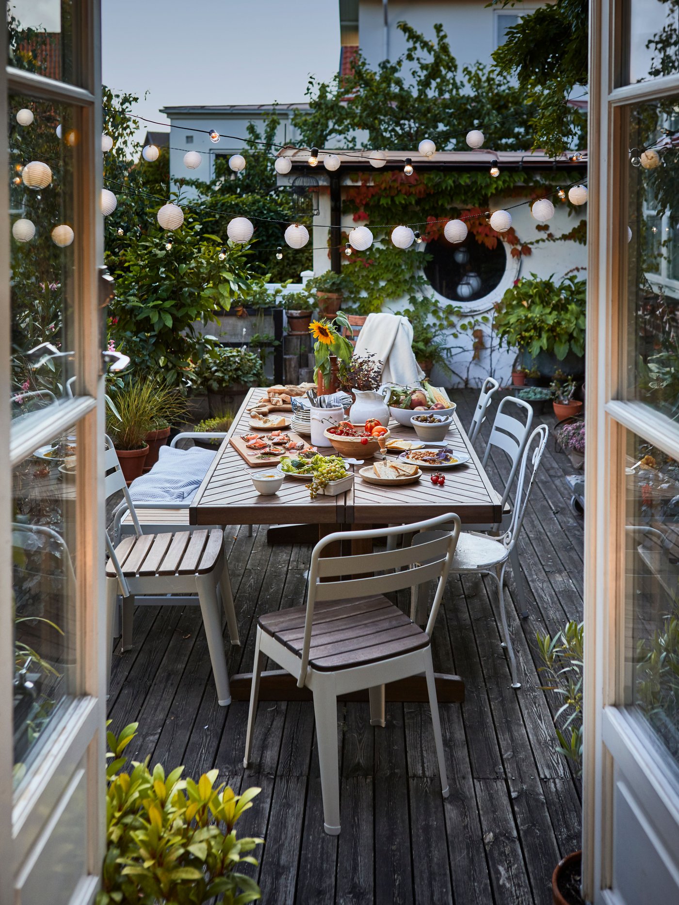 Un comedor de terraza con una mesa de madera rectángular NORRMANSÖ que tiene 6 puestos.