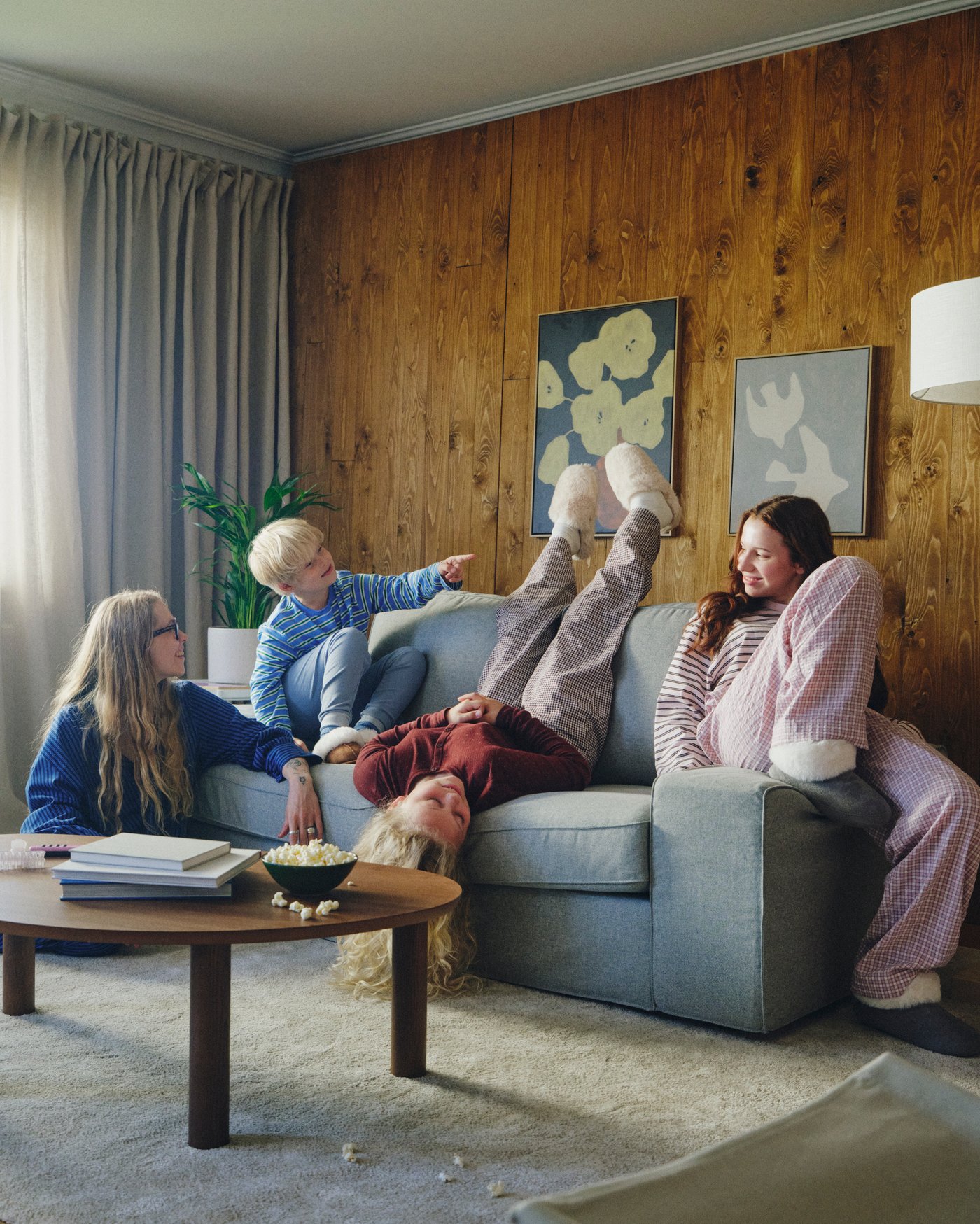 A white textile/brass-plated STOCKHOLM 2025 floor lamp in the living room