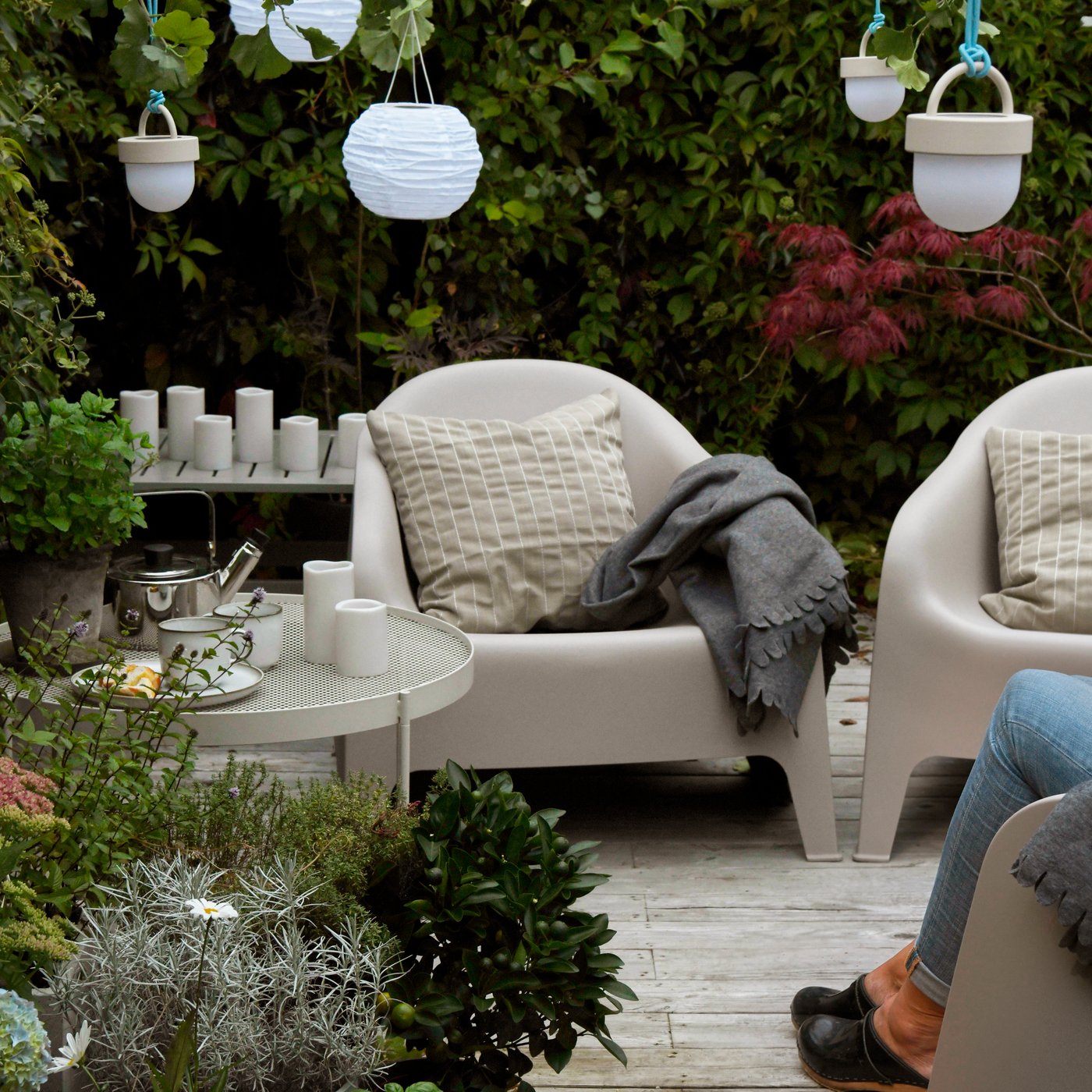 An outdoor/globe white SOLVINDEN LED solar-powered pendant lamp outside