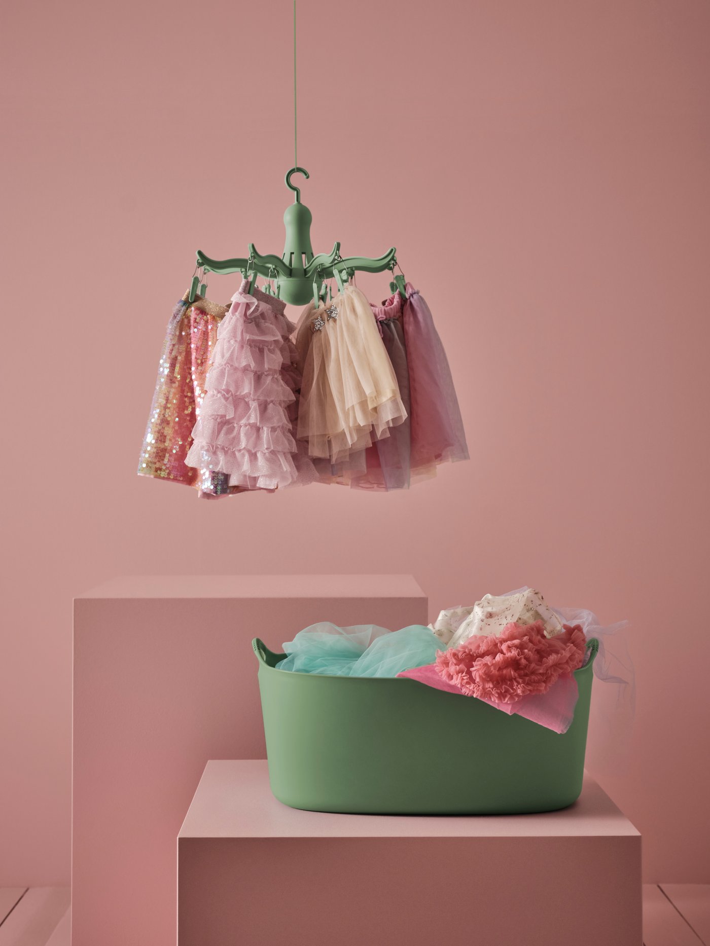 A green PRESSA hanging dryer 16 clothes pegs
