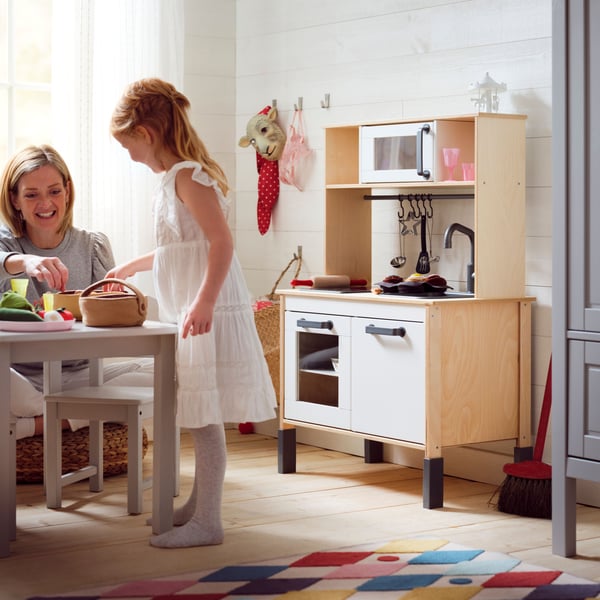Una cucina DUKTIG con set da forno giocattolo composto da 7 pezzi