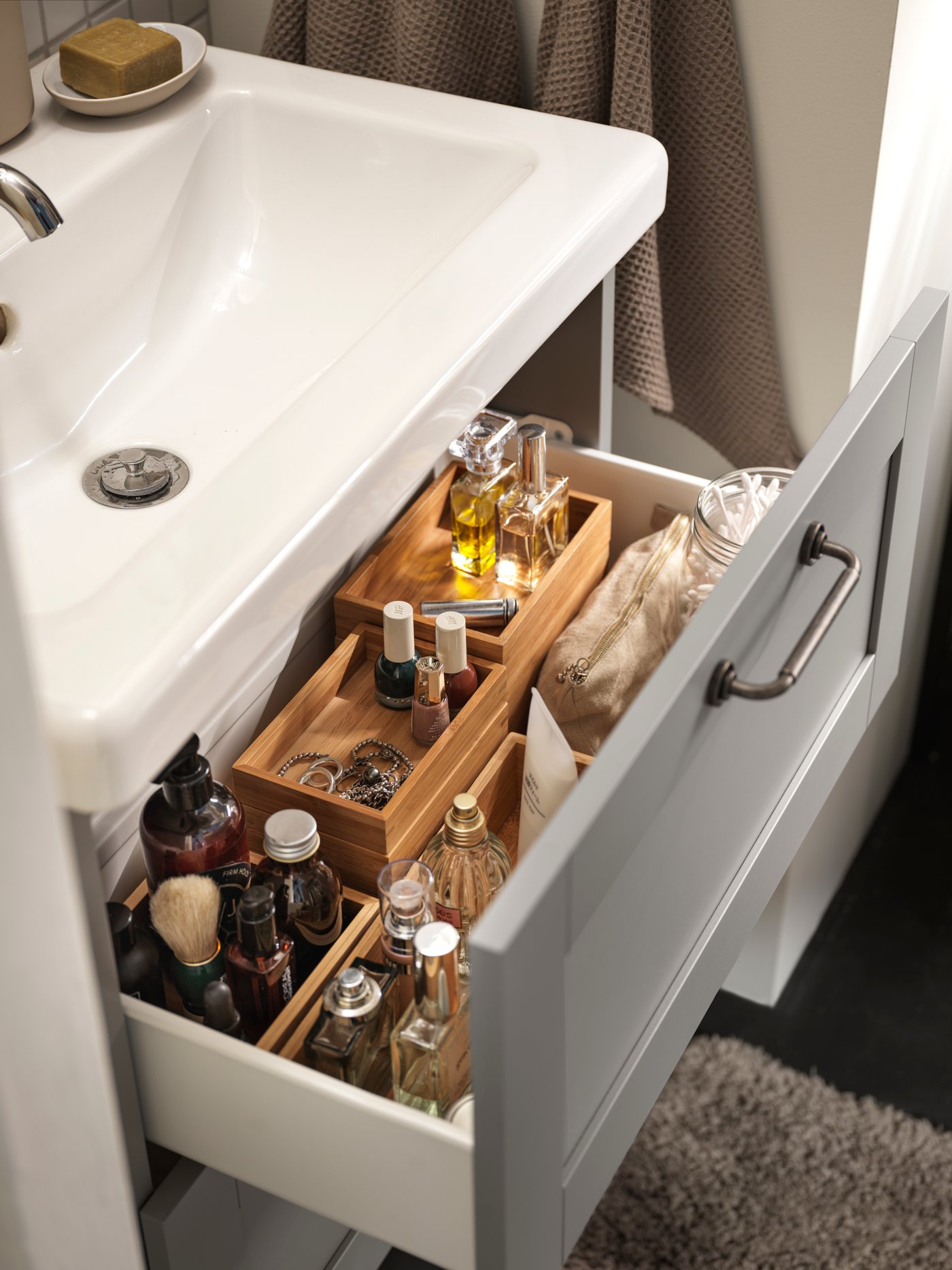 A beige ALMTJÄRN bath mat