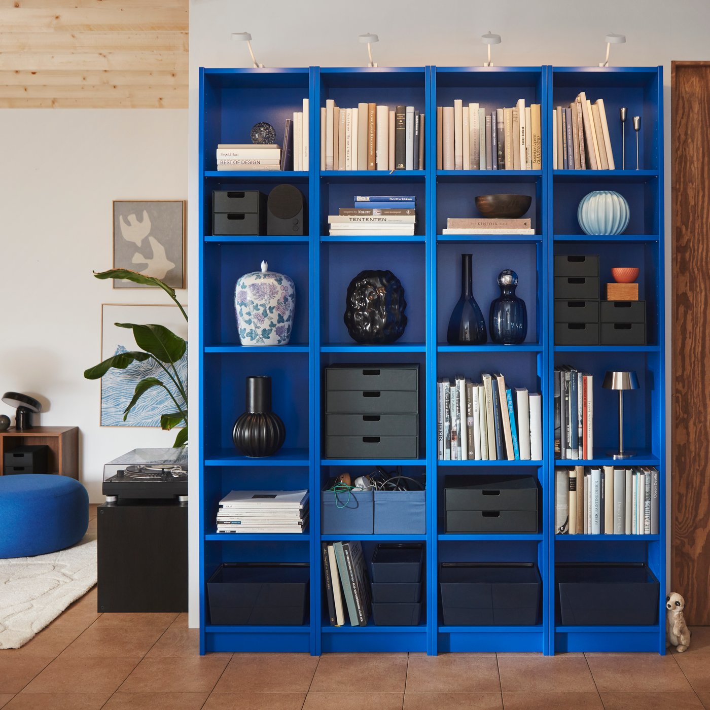 Un pouf LILLESÄTER bleu foncé Gunnared dans le salon.