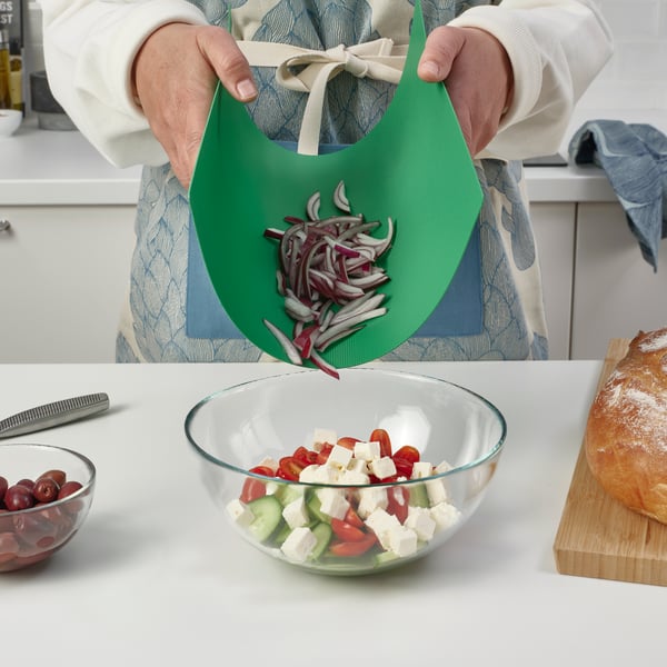 A green/bright green FINFÖRDELA bendable chopping board