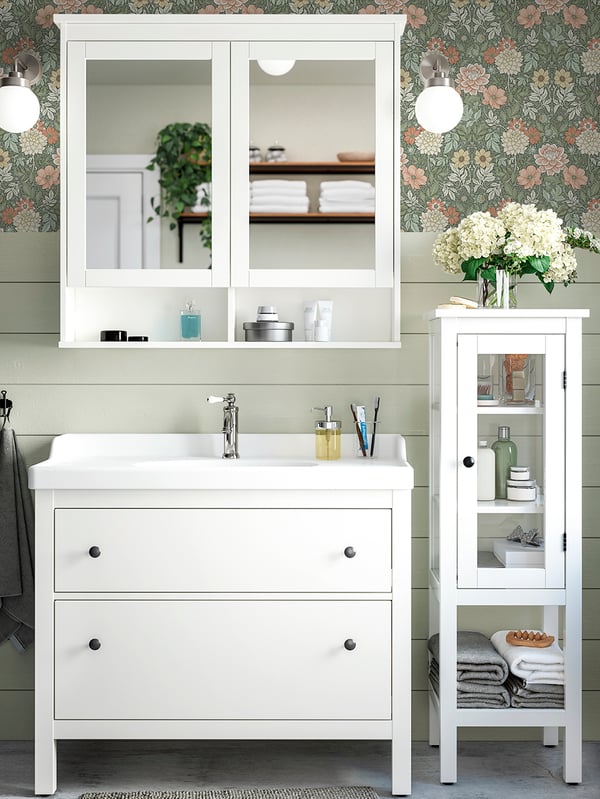 A bathroom with neutral colors, a HEMNES washbasin with two drawers and a large mirrored cabinet.