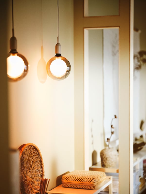 The picture shows MOLNART lamps and a shelf topped with a SMARRA storage box and a NÖJAKTIG basket.