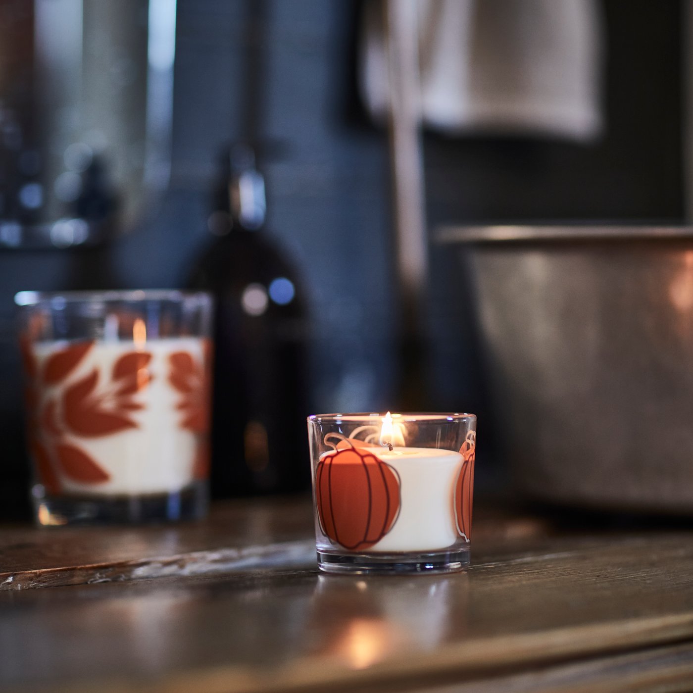Esta vela perfumada num vidro decorado com abóboras oferece uma experiência quente e picante com notas de abóbora e tarte.