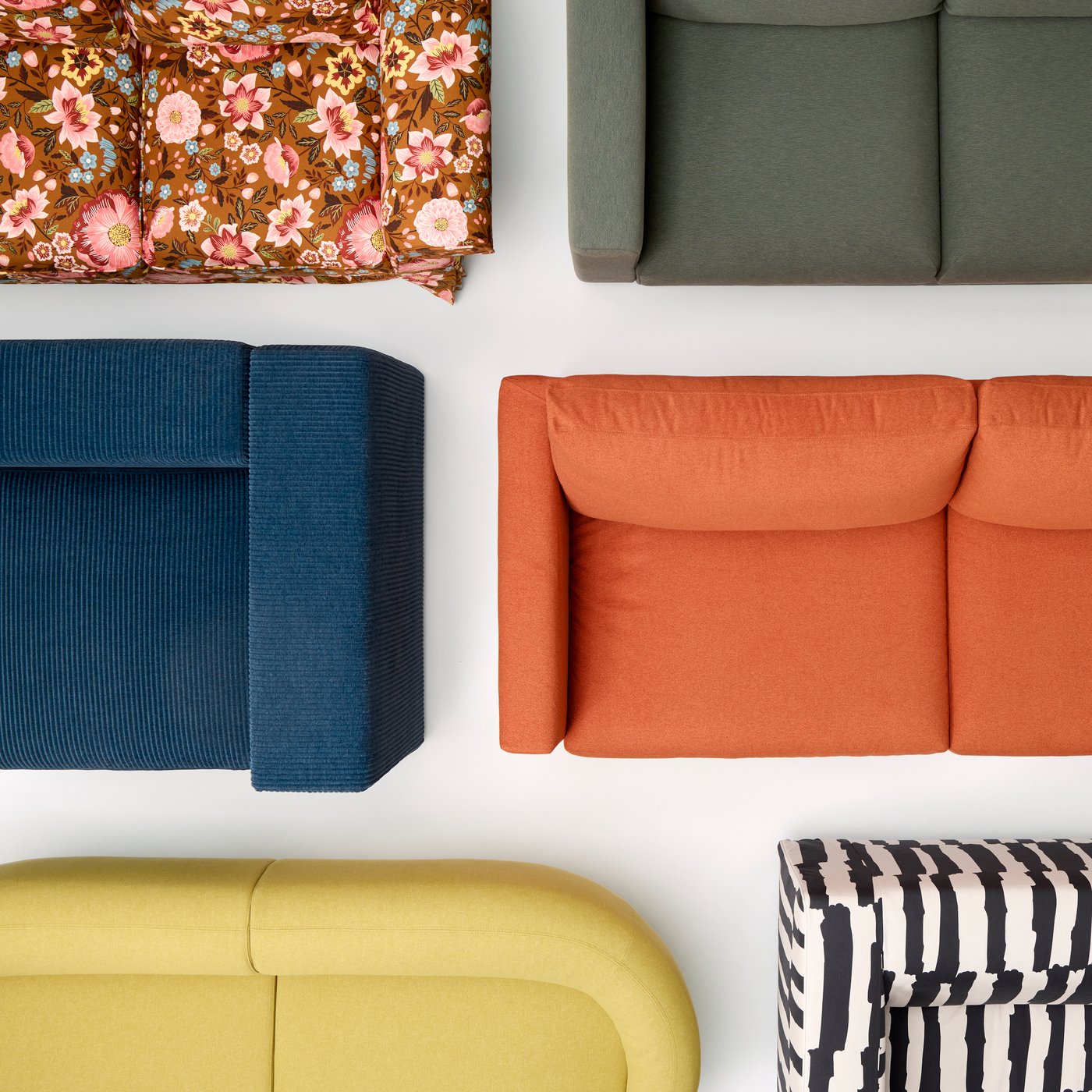 Umetnički poređano šest IKEA sofa, jedna blizu druge, izuzetno različitih boja i izraza.