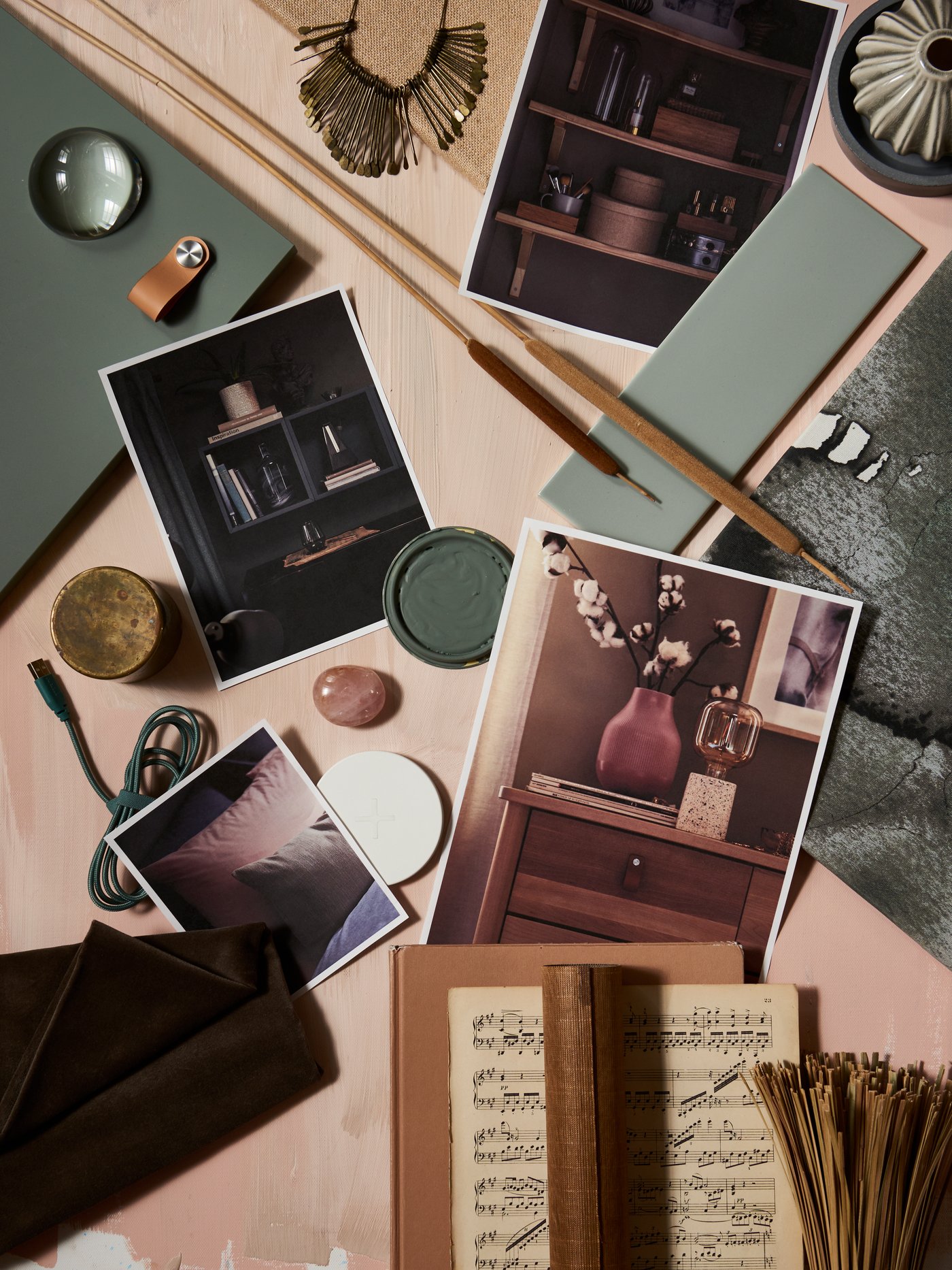 Moodboard s různými bytovými doplňky a produkty.