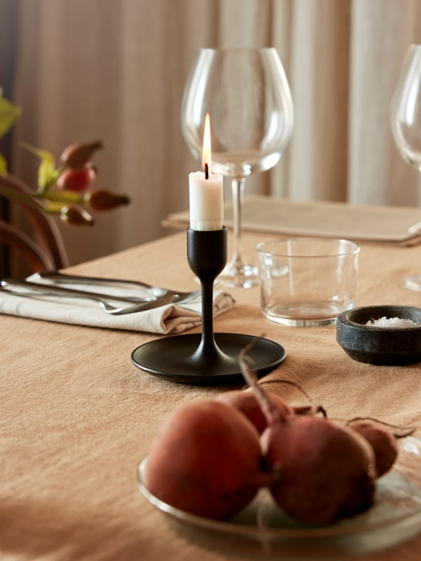 A clear glass STORSINT red wine glass