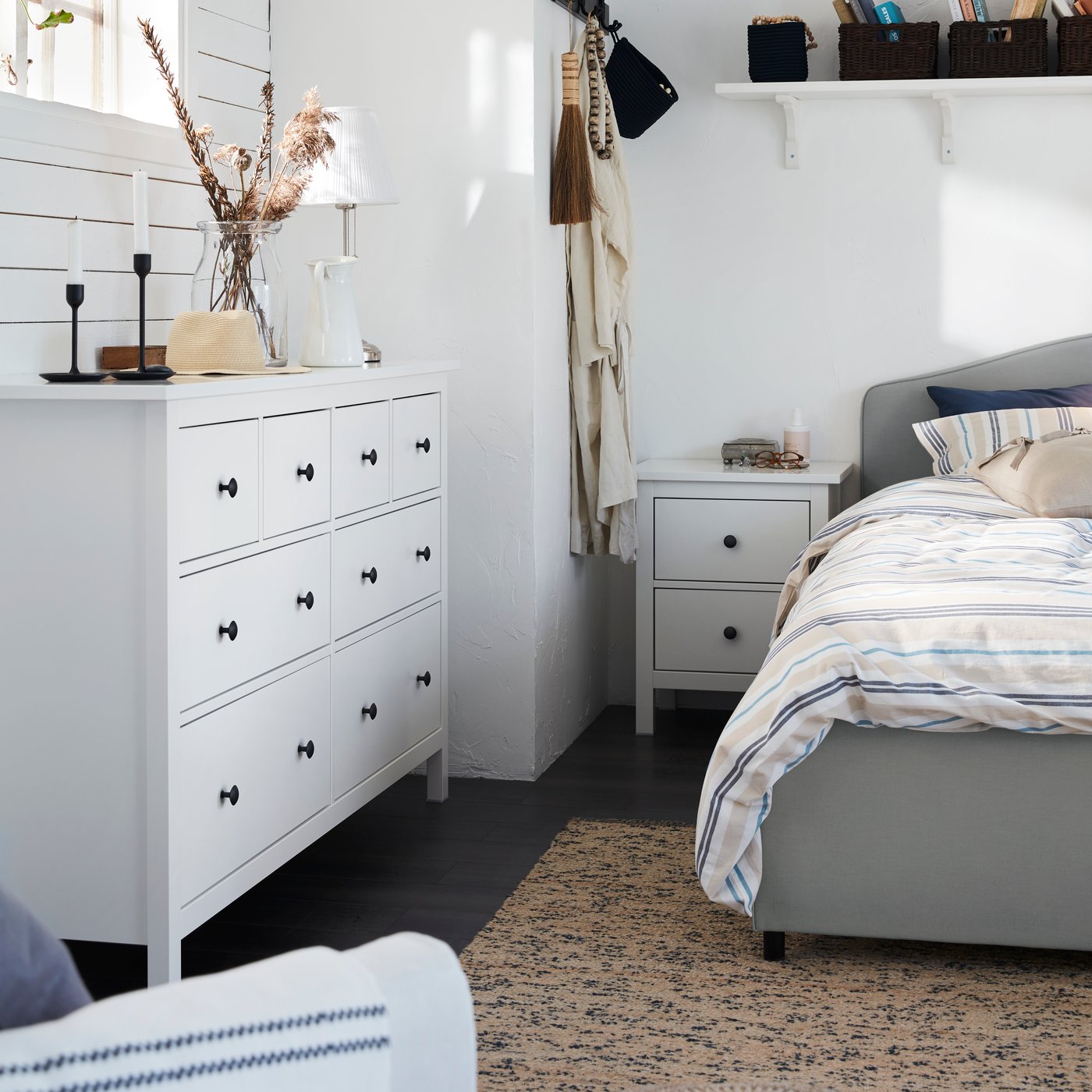 Almari berlaci HEMNES di dalam bilik tidur 