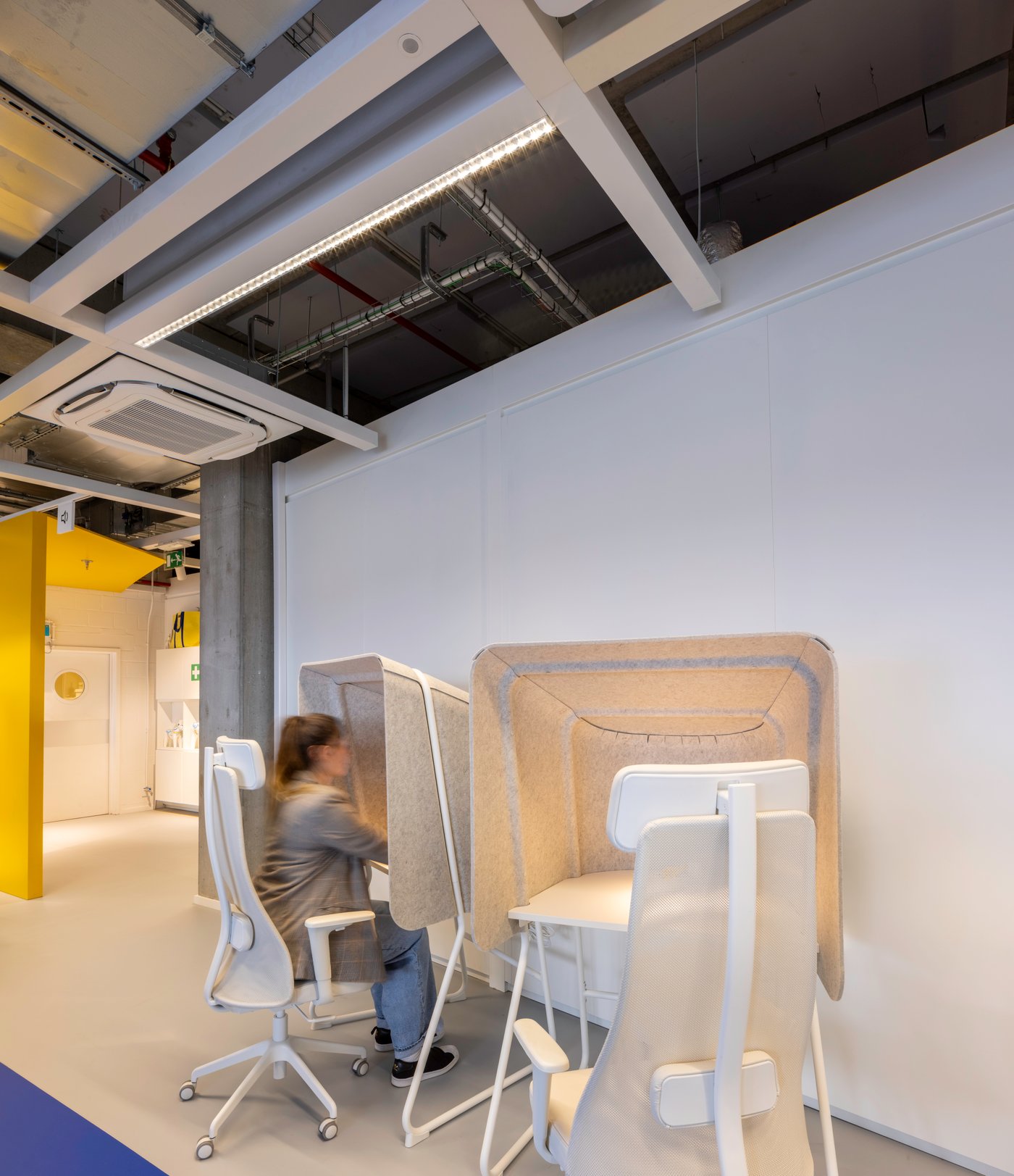 Une série d’espaces de travail IKEA cloisonnés avec des panneaux hauts et des chaises ergonomiques crée une zone calme où vous pouvez travailler avec concentration, sans être interrompu.