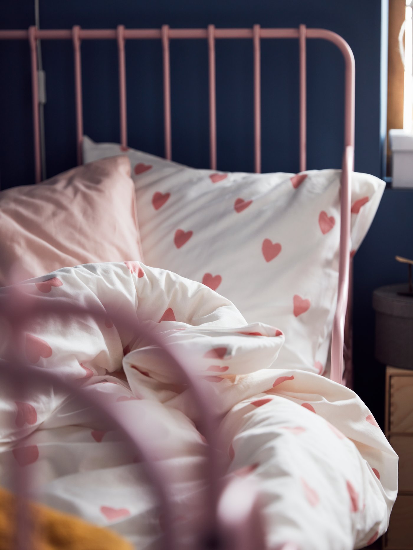 Een lichtroze DVALA kussensloop in de kinderkamer