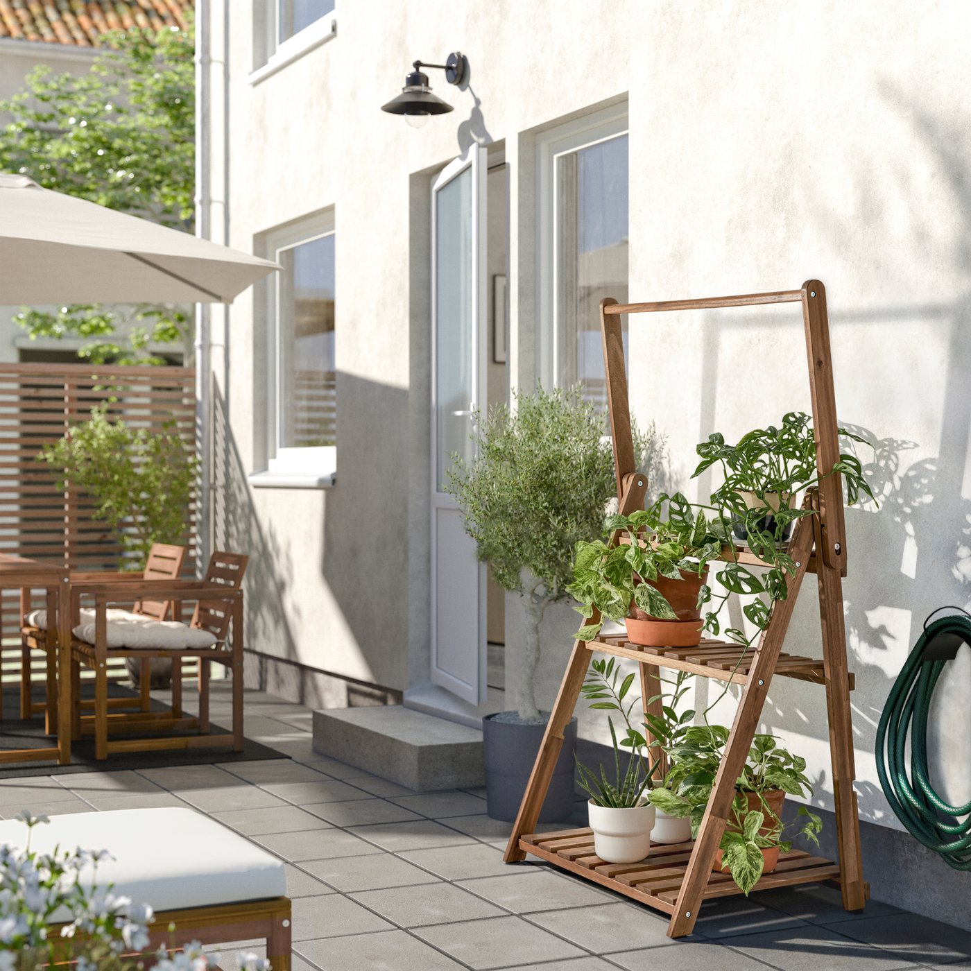 Un piédestal MANNAASK dans un petit jardin.