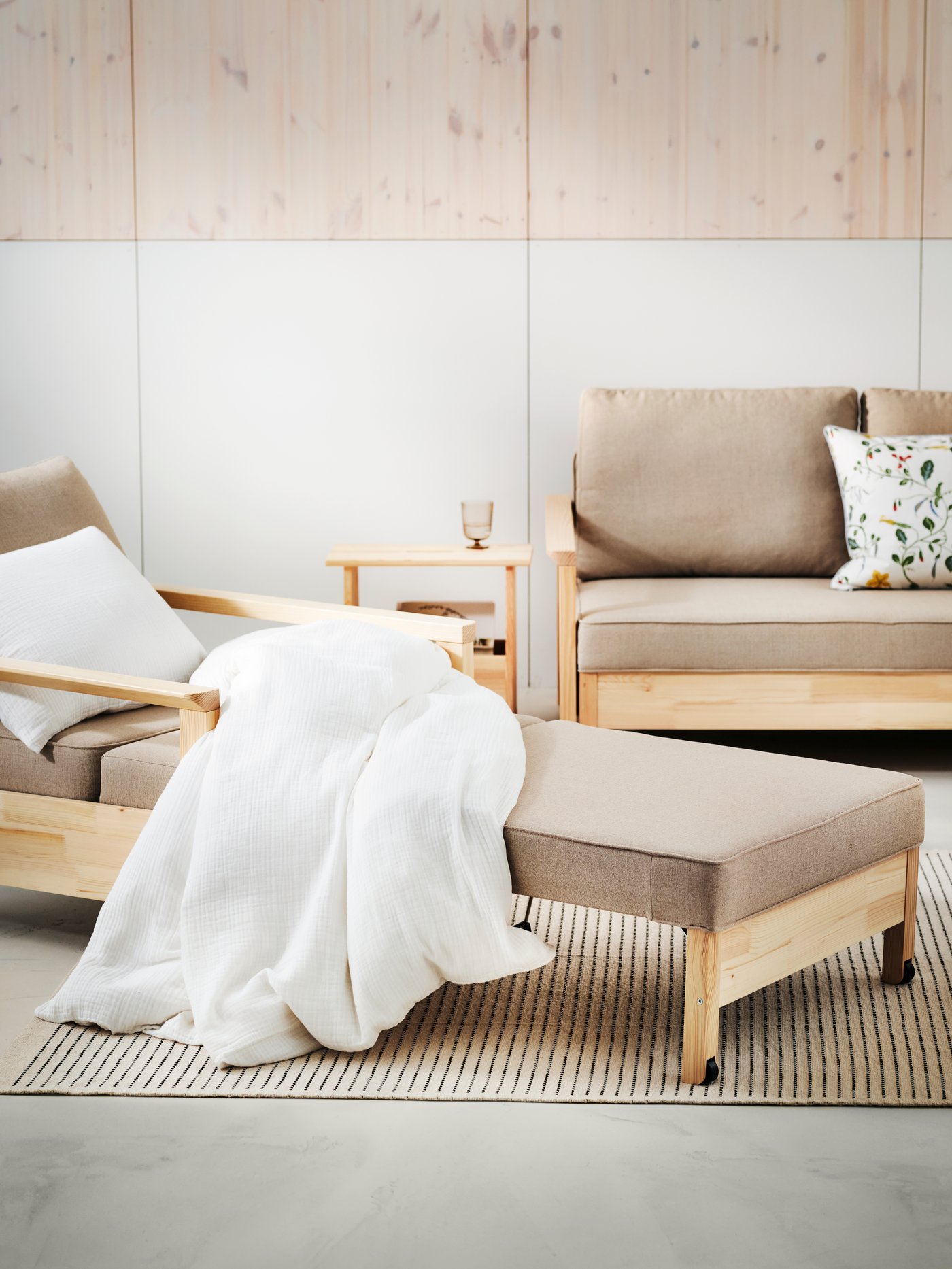 A white SCHERSMIN duvet cover and pillowcase in the living room