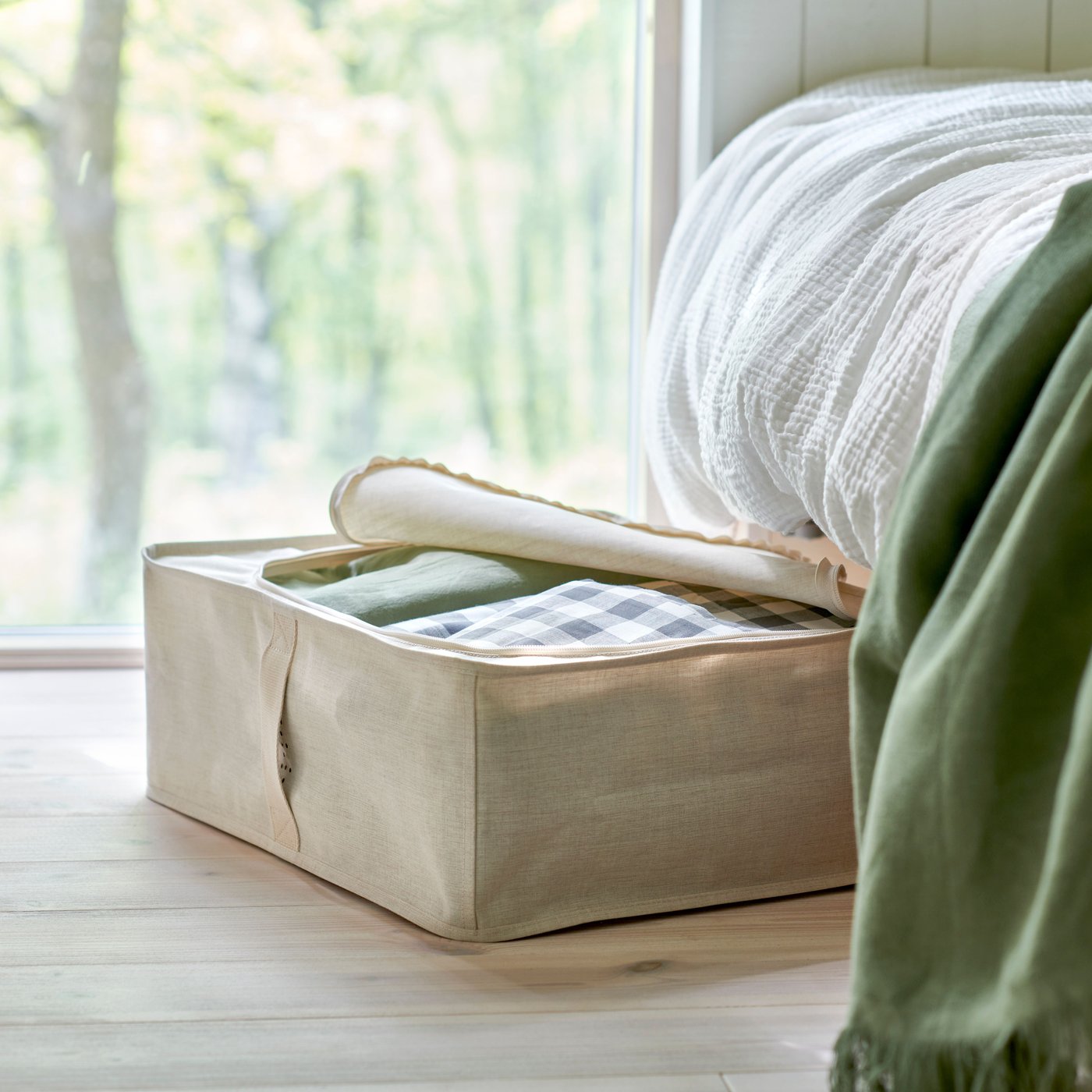 A white SCHERSMIN duvet cover and pillowcase in the bedroom