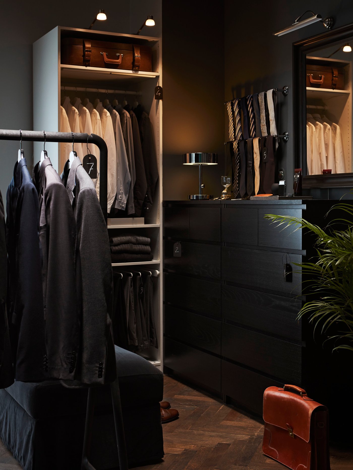 Ein maskuliner begehbarer Kleiderschrank mit Jacketts an TURBO Kleiderstange und Krawatten an BALUNGEN Handtuchstange verchromt.