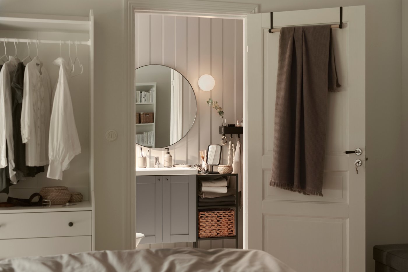 An anthracite ENHET base fr w shelves in the bathroom