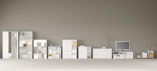 Un mueble VIHALS blanco con puertas correderas.