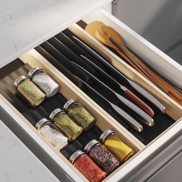 A clear glass/stainless steel GULDFISK spice jar in the kitchen 