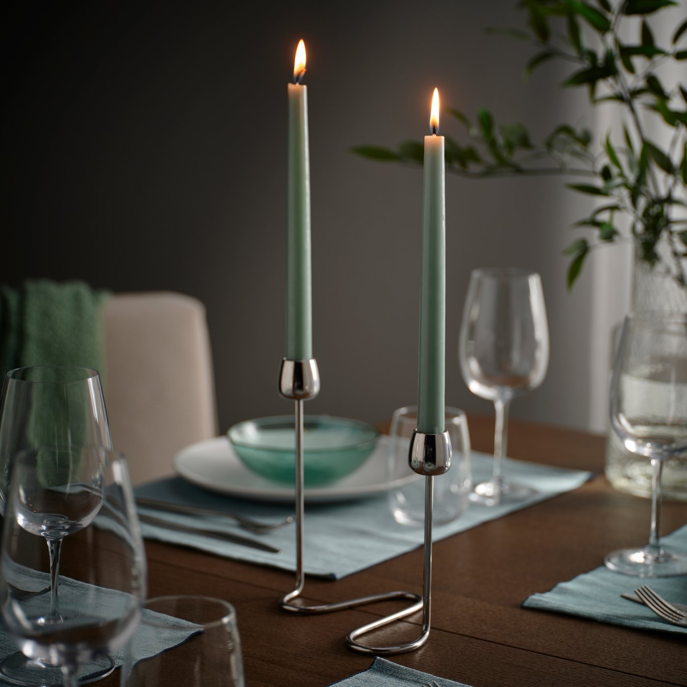 SILVERPÄRON ljusstake på dukat bord. 