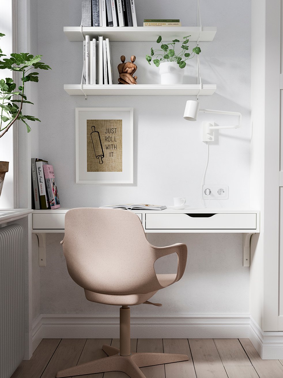 En ljus stol är placerad framför ett litet skrivbord.