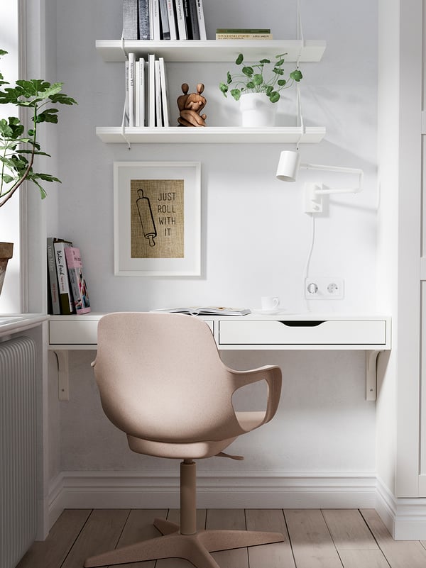 Arbeitsplatz aus einem EKBY ALEX Wandregal, einem ODGER Drehstuhl, einer Leuchte und Regalen zwischen Wand und Kleiderschrank.