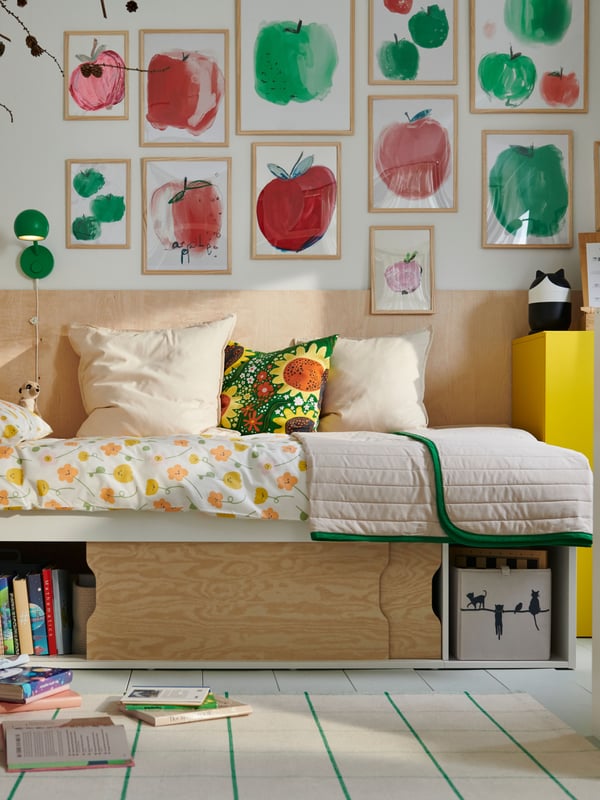 KLIPPUGGLA Bett mit Aufbewahrung in Holzoptik im Kinderzimmer.