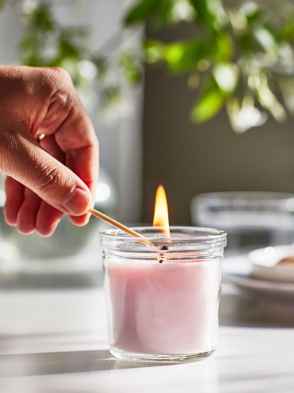 Una vela perfumada LUGNARE en vaso de vidrio.