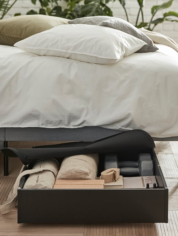 Eine schwarze VARDÖ Bettkasten im Schlafzimmer