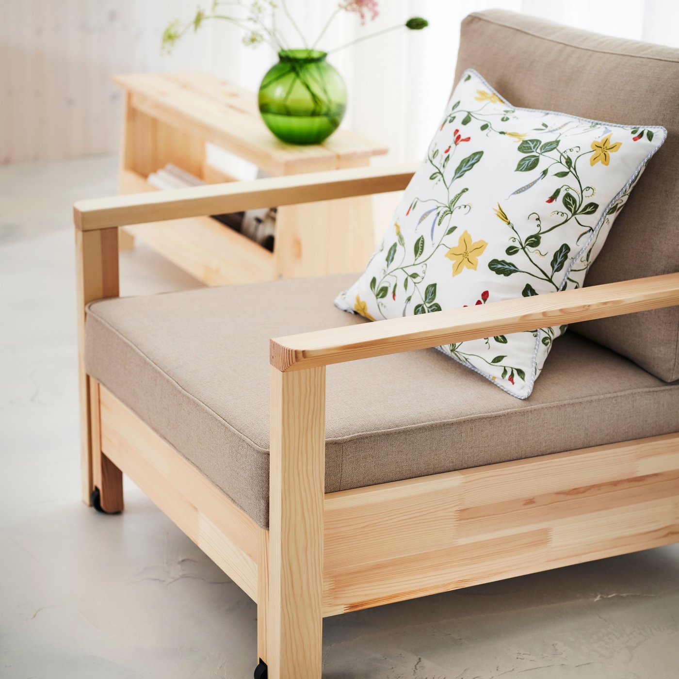 A green KONSTFULL vase in the living room