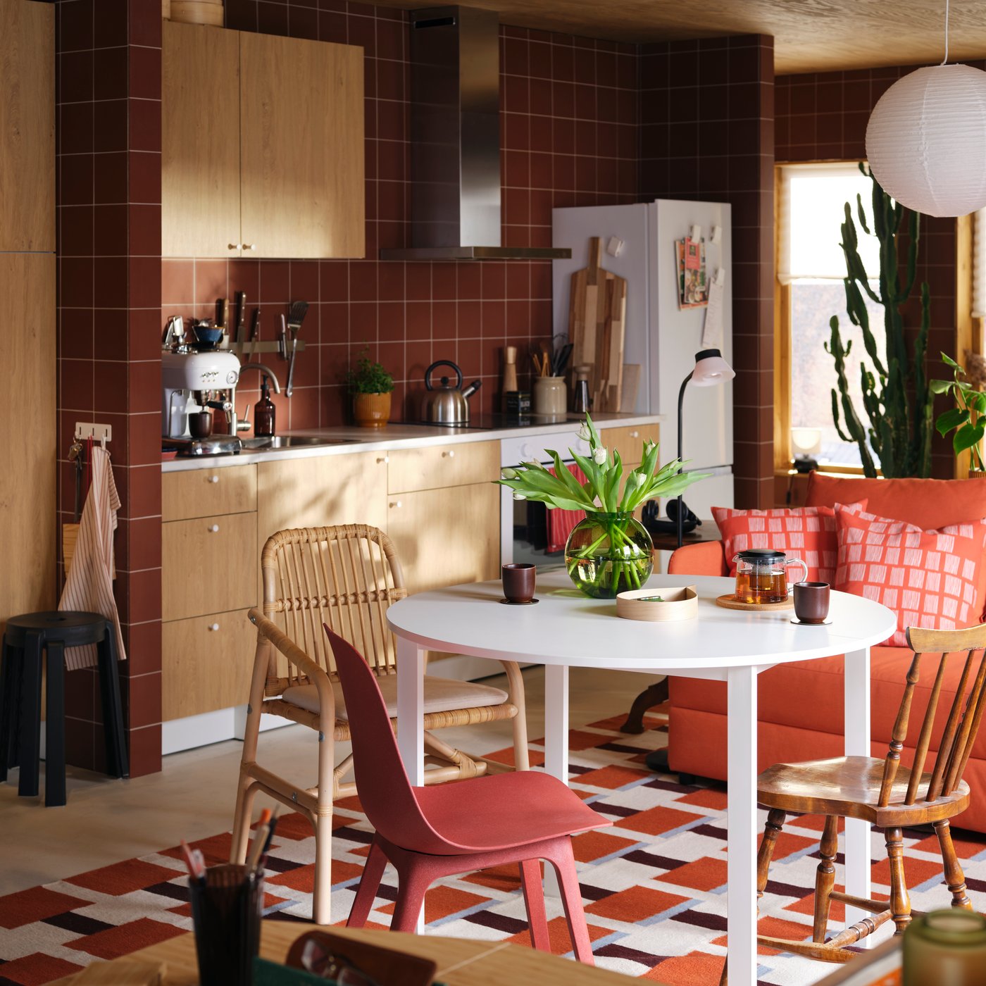 A red ODGER chair in the dining room