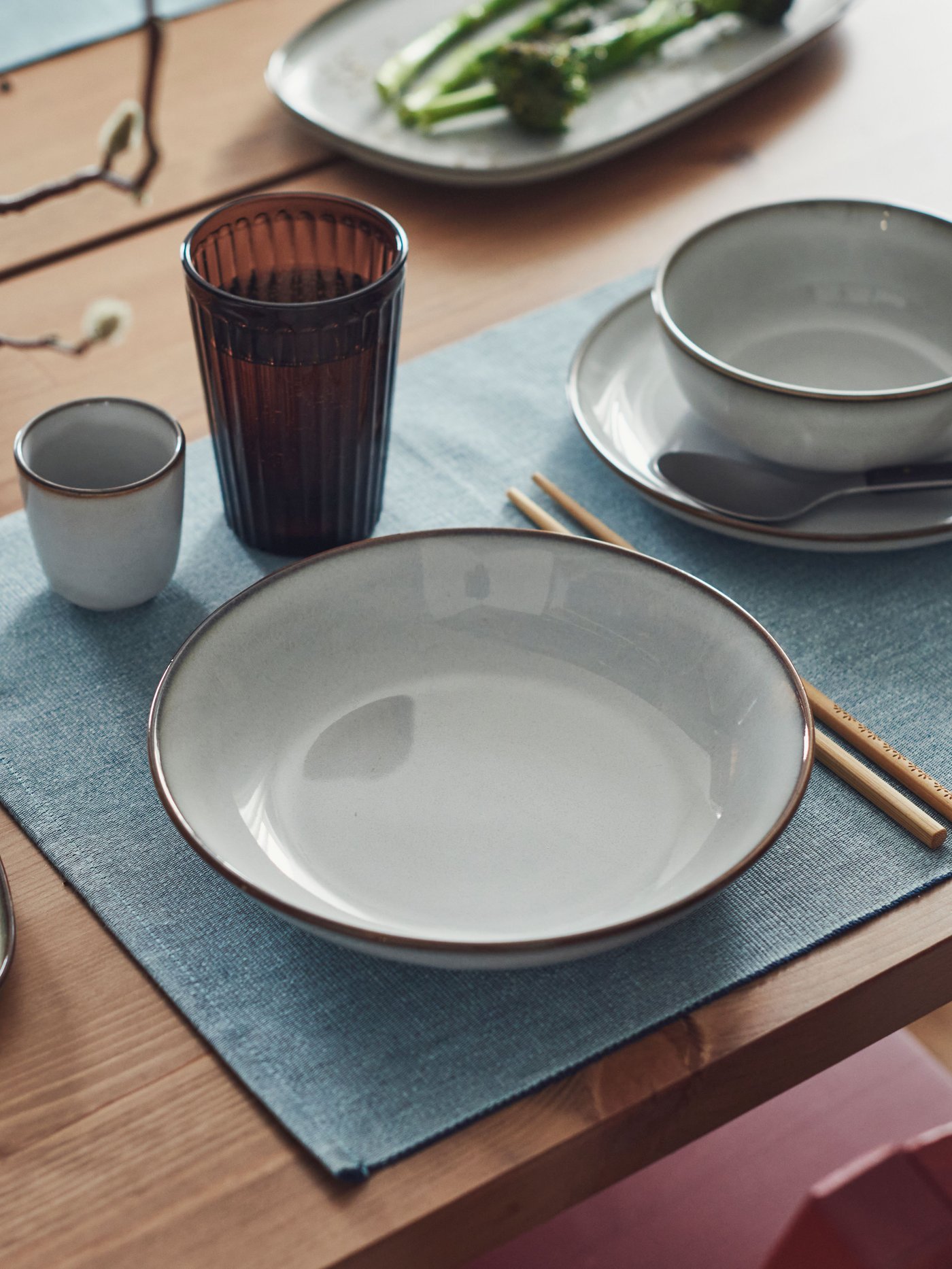 Table mise avec une assiette creuse GLADELIG grise.