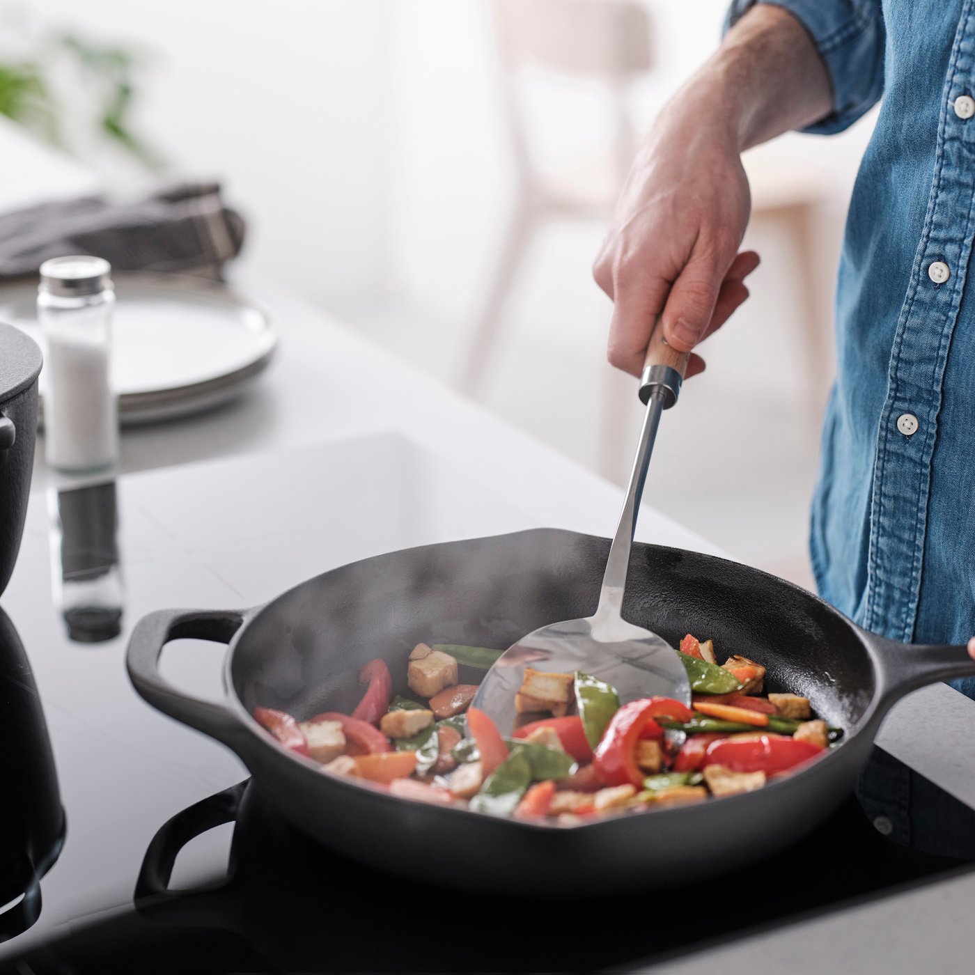 A stainless steel/beech VARDAGEN wok spatula in the kitchen