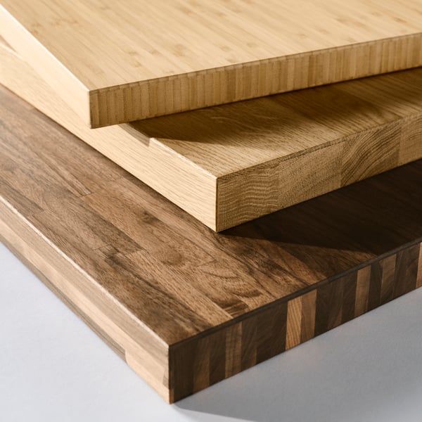 En IKEA KARLBY-bänkskiva i ekfaner, en IKEA HOLMARED-bänkskiva i bambufaner och en IKEA PINNARP-bänkskiva i valnötsfaner.