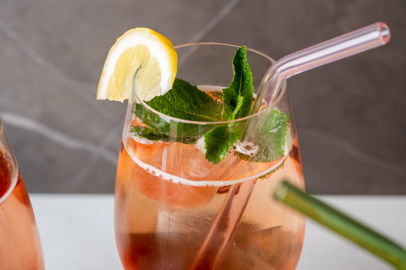 1 Weinglas, das gefüllt ist mit dem nordischen Sommerspritzer.