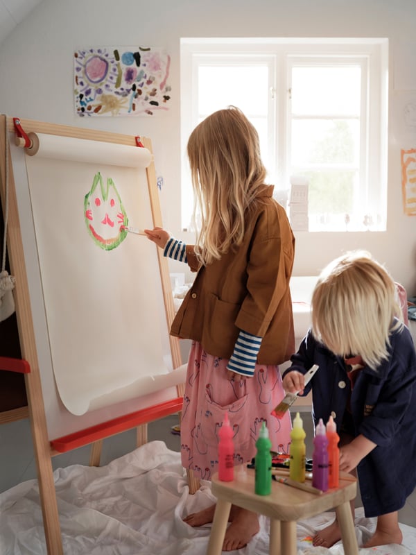 A softwood MÅLA easel