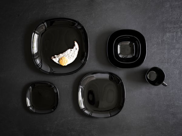 Una taza BACKIG negra