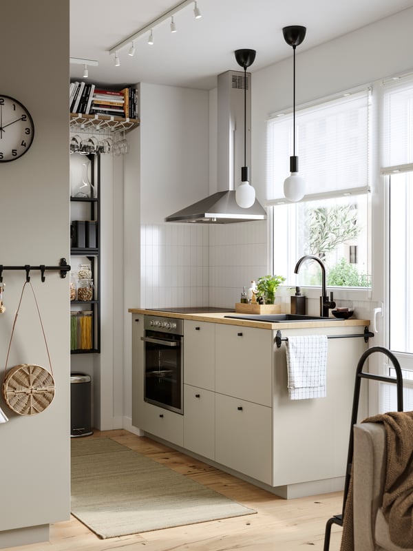 Cocina ENHET blanca con productos de cocina.